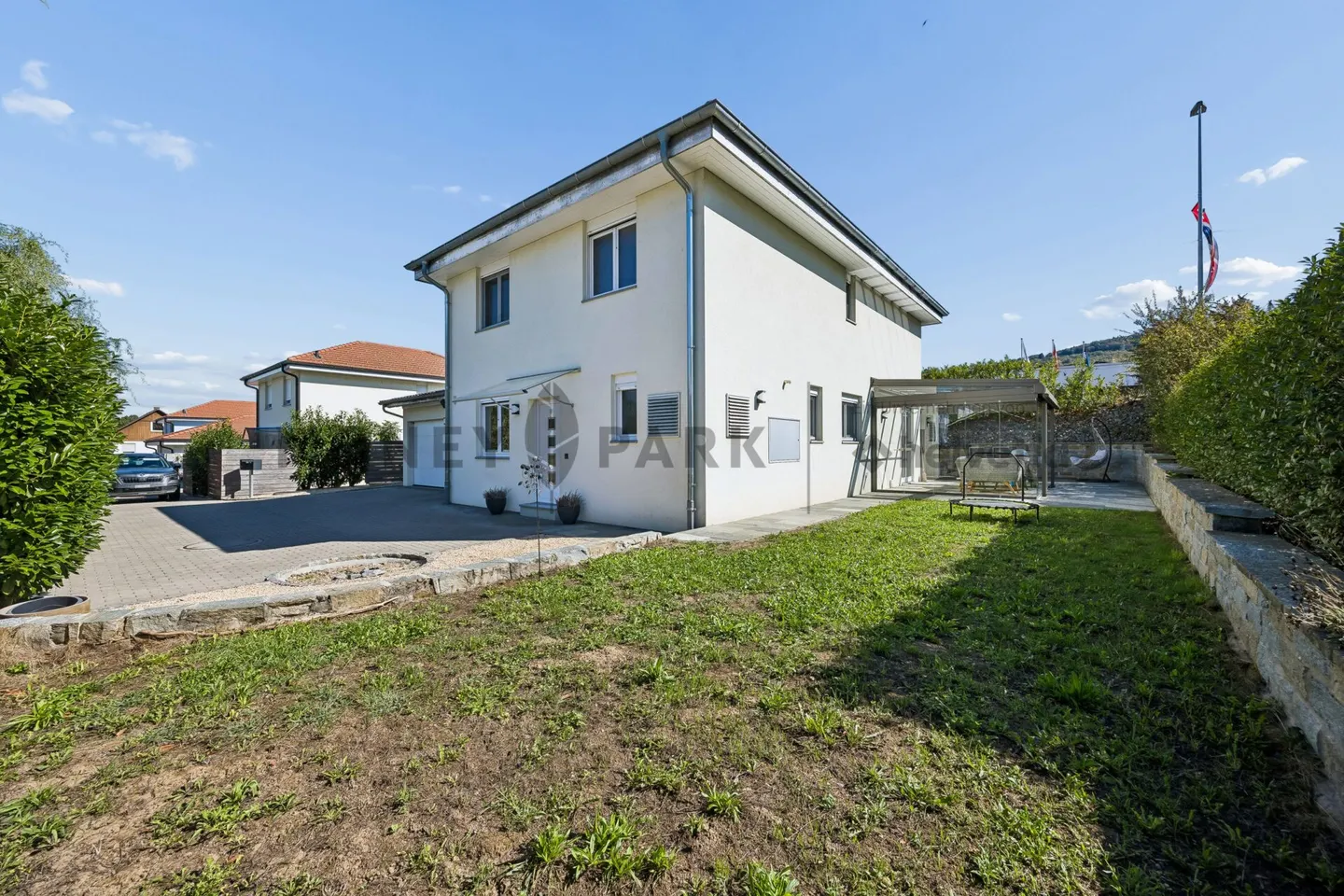 Casa familiare moderna con giardino - Foto 14 di 16