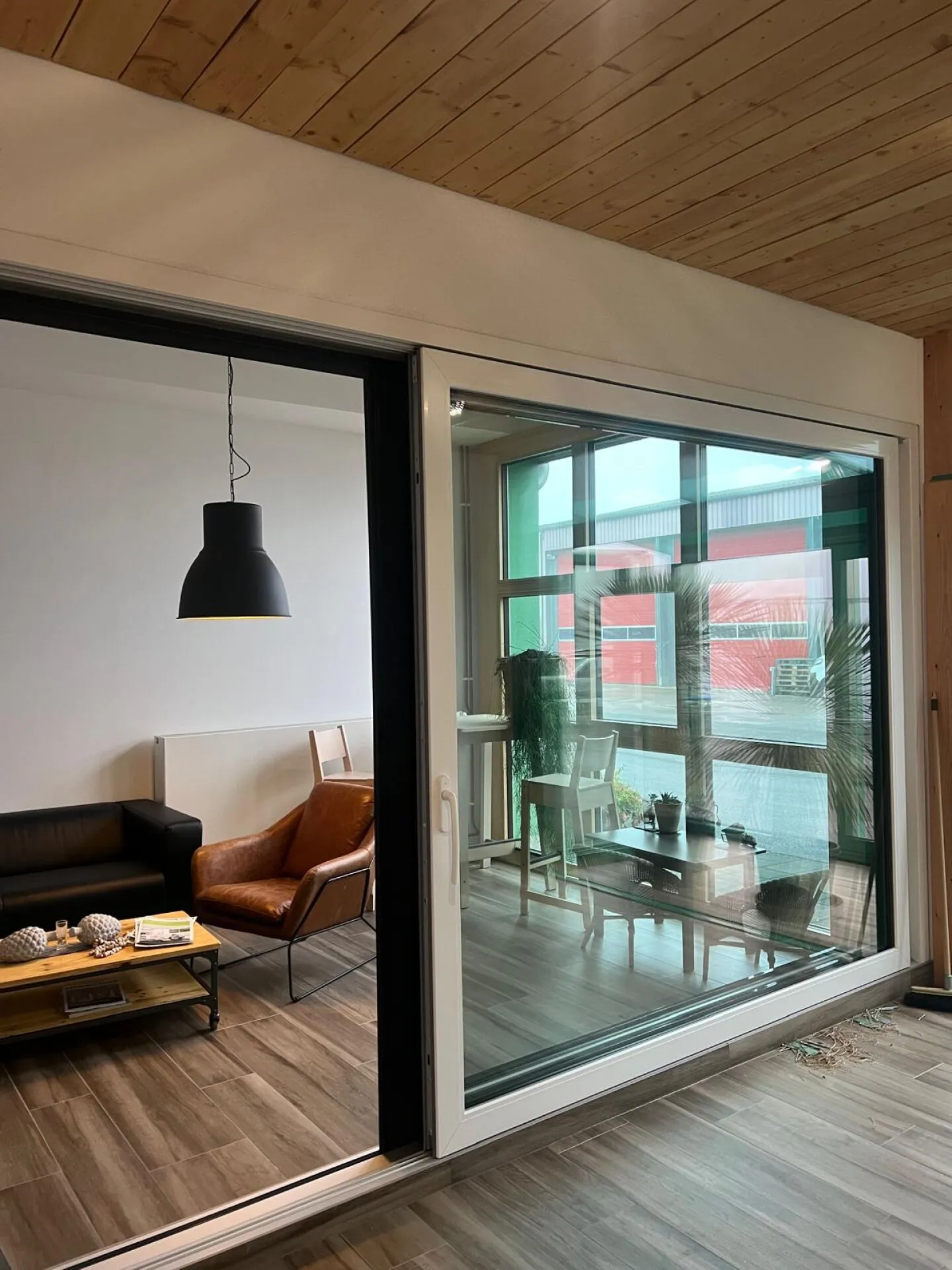 Superb commercial space on the ground floor - ideally located - Photo 12 of 13