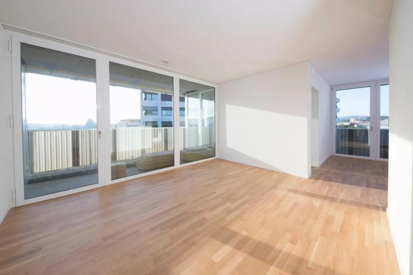 Appartement moderne de 4,5 pièces avec tour de lavage - Photo 2 sur 8