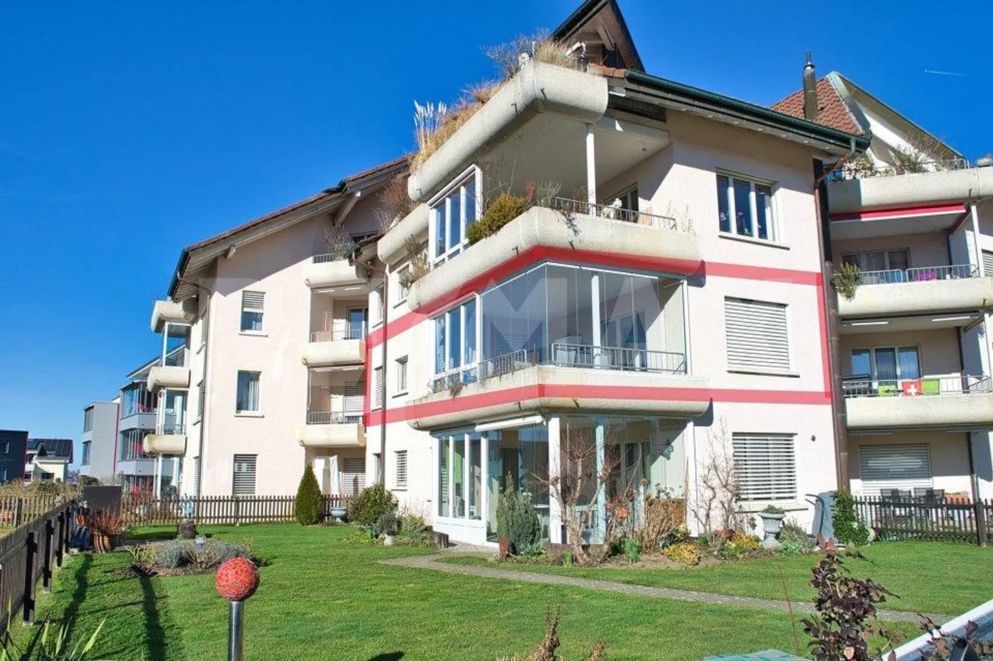 Appartement confortable de 3 pièces avec balcon vitré et box de garage - Photo 2 sur 12