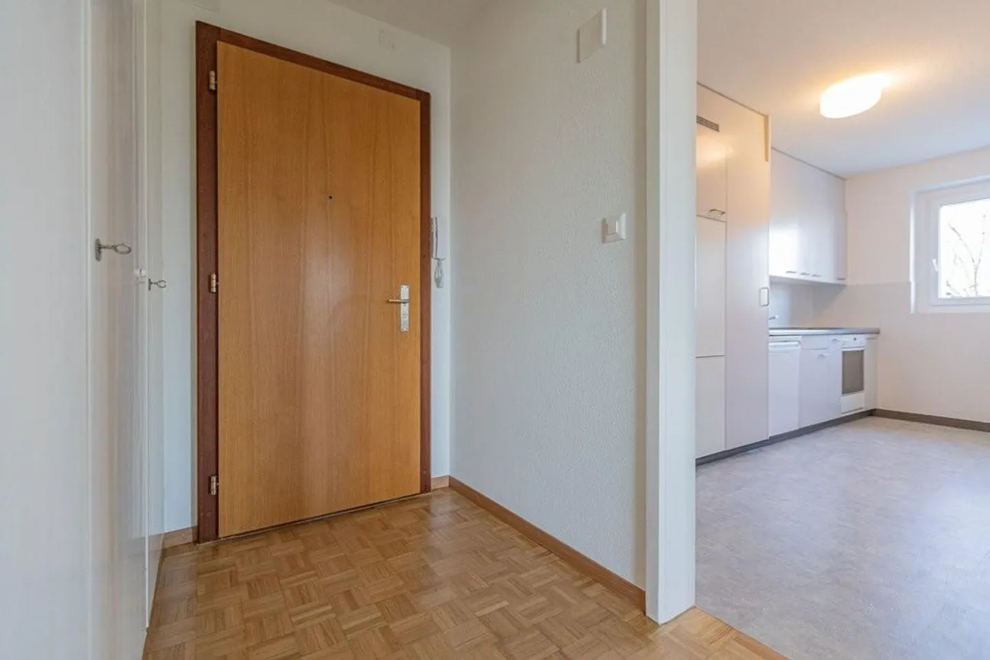 2.0-room apartment in a quiet sunny location in the green for rent - Photo 5 of 7