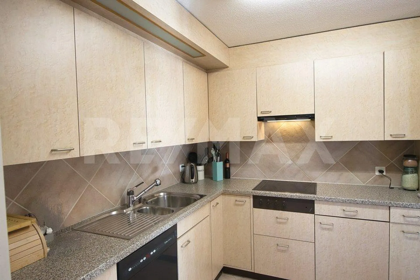 Appartement confortable de 3 pièces avec balcon vitré et box de garage - Photo 4 sur 12