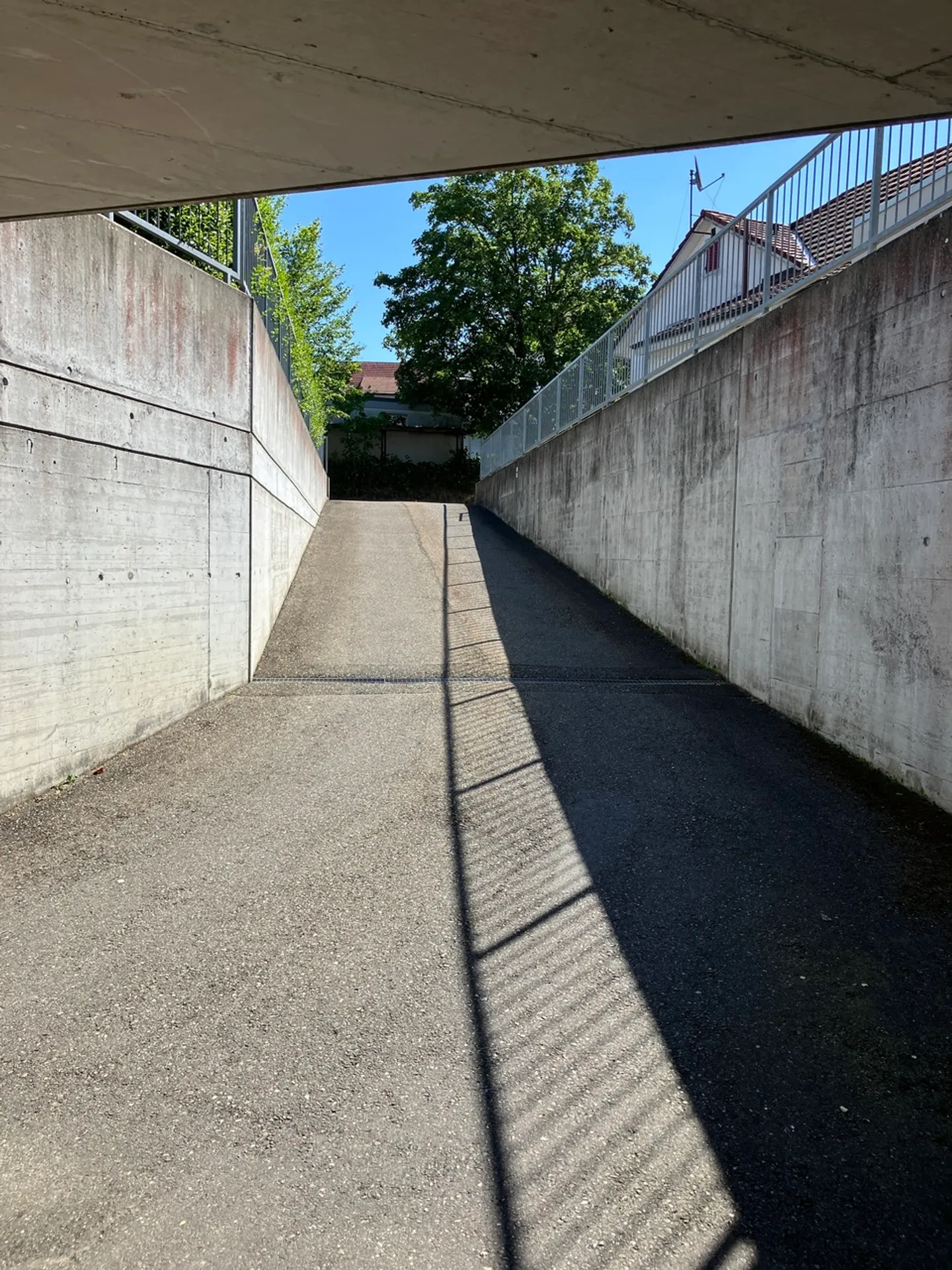 Geräumiger Tiefgaragenparkplatz in Reinach - Foto 4 von 7