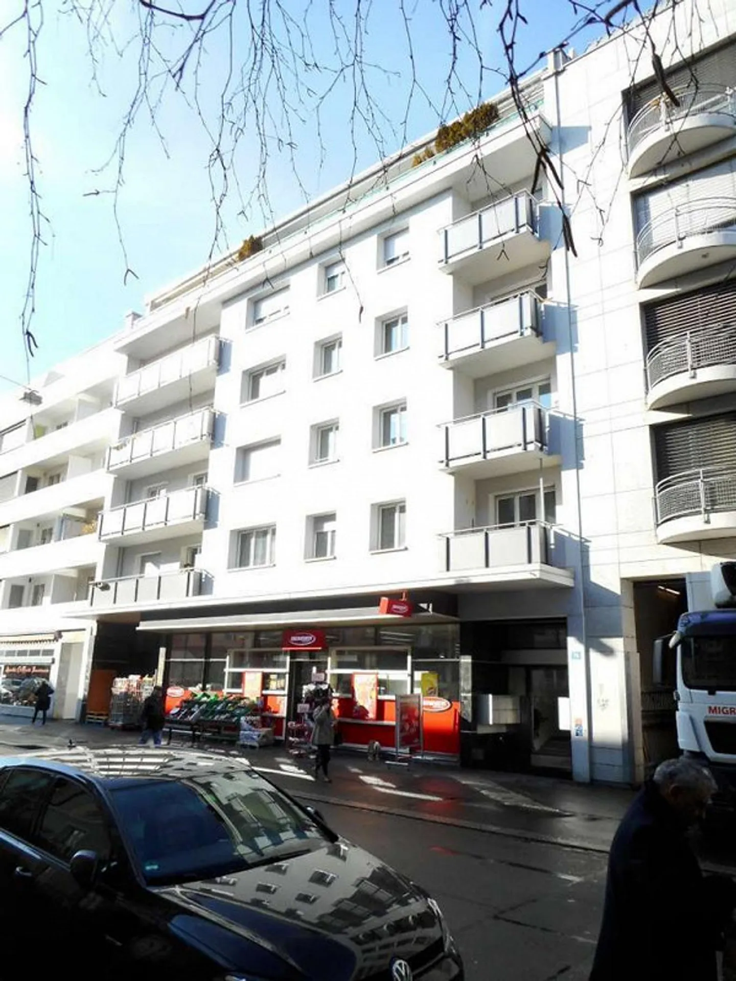 Shopping opportunity doesn't get any closer! - Photo 1 of 8