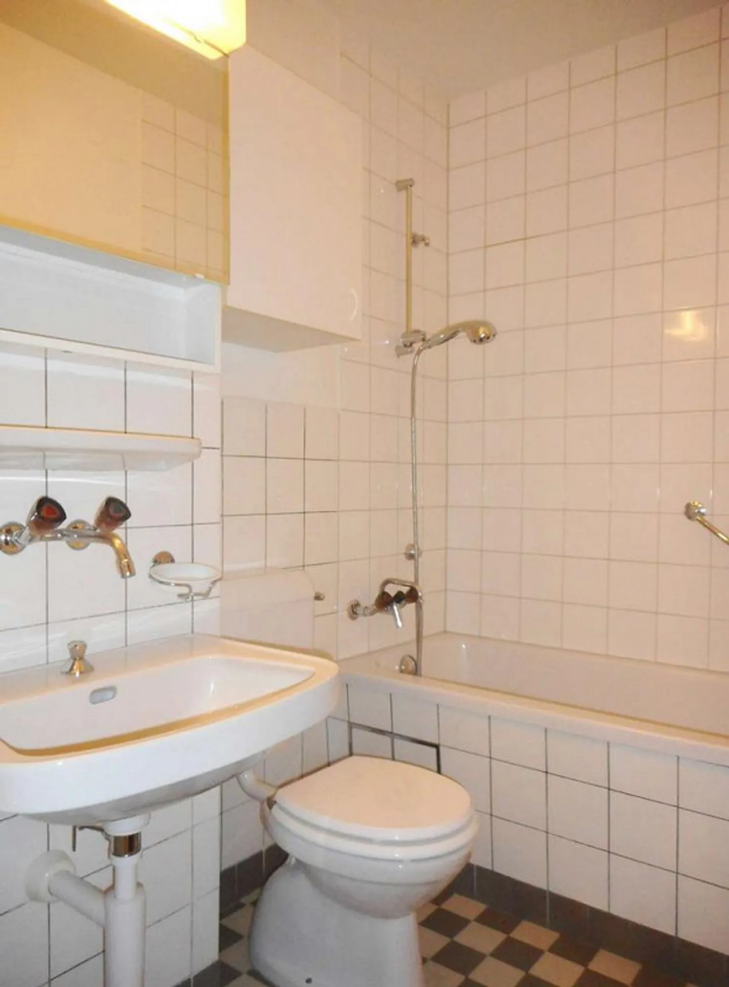 Shopping opportunity doesn't get any closer! - Photo 7 of 8