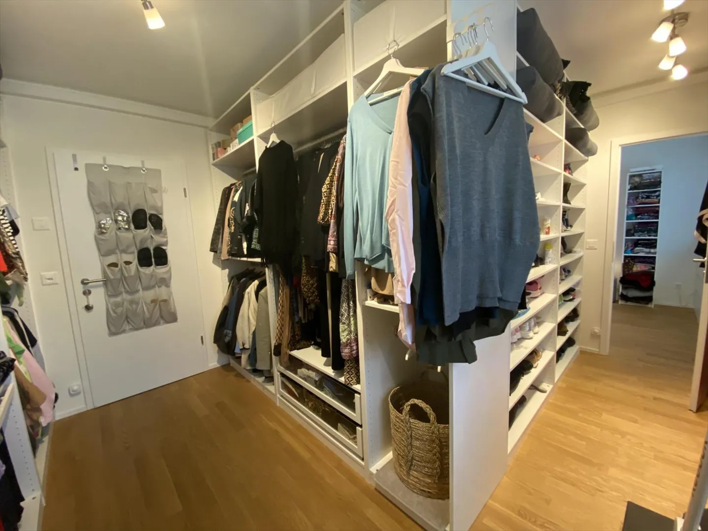 EXKLUSIVITÄT - Duplex 5 Zimmer mit Privatgarten in Pregny-Chambésy - Foto 9 von 12