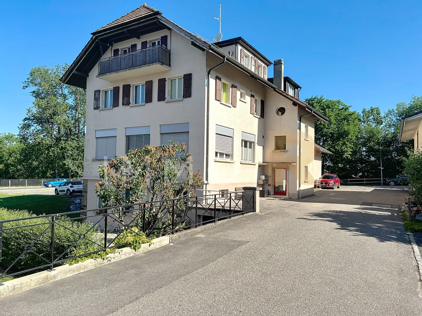 Mixed-use building in the center of Semsales - Photo 2 of 15