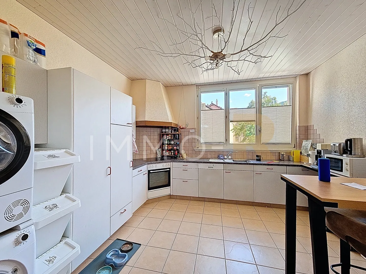 Mixed-use building in the center of Semsales - Photo 14 of 15