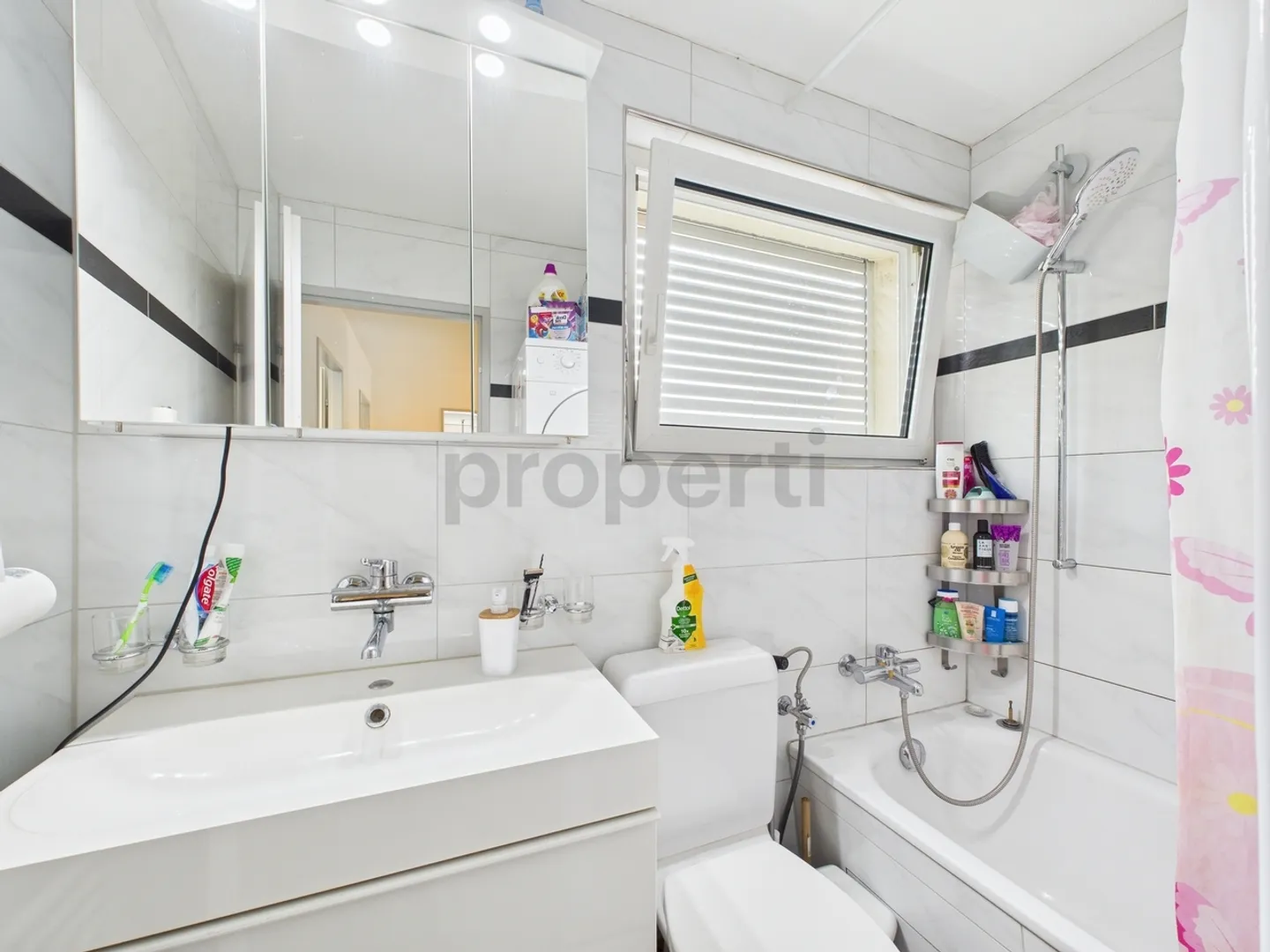 Appartamento elegante di 4,5 locali con balcone, vista panoramica e posizione adatta alle famiglie a Reiden - Foto 7 di 12