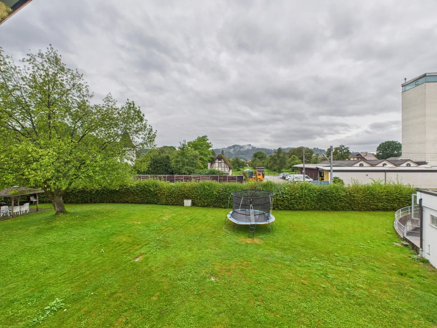Appartamento elegante di 4,5 locali con balcone, vista panoramica e posizione adatta alle famiglie a Reiden - Foto 9 di 12