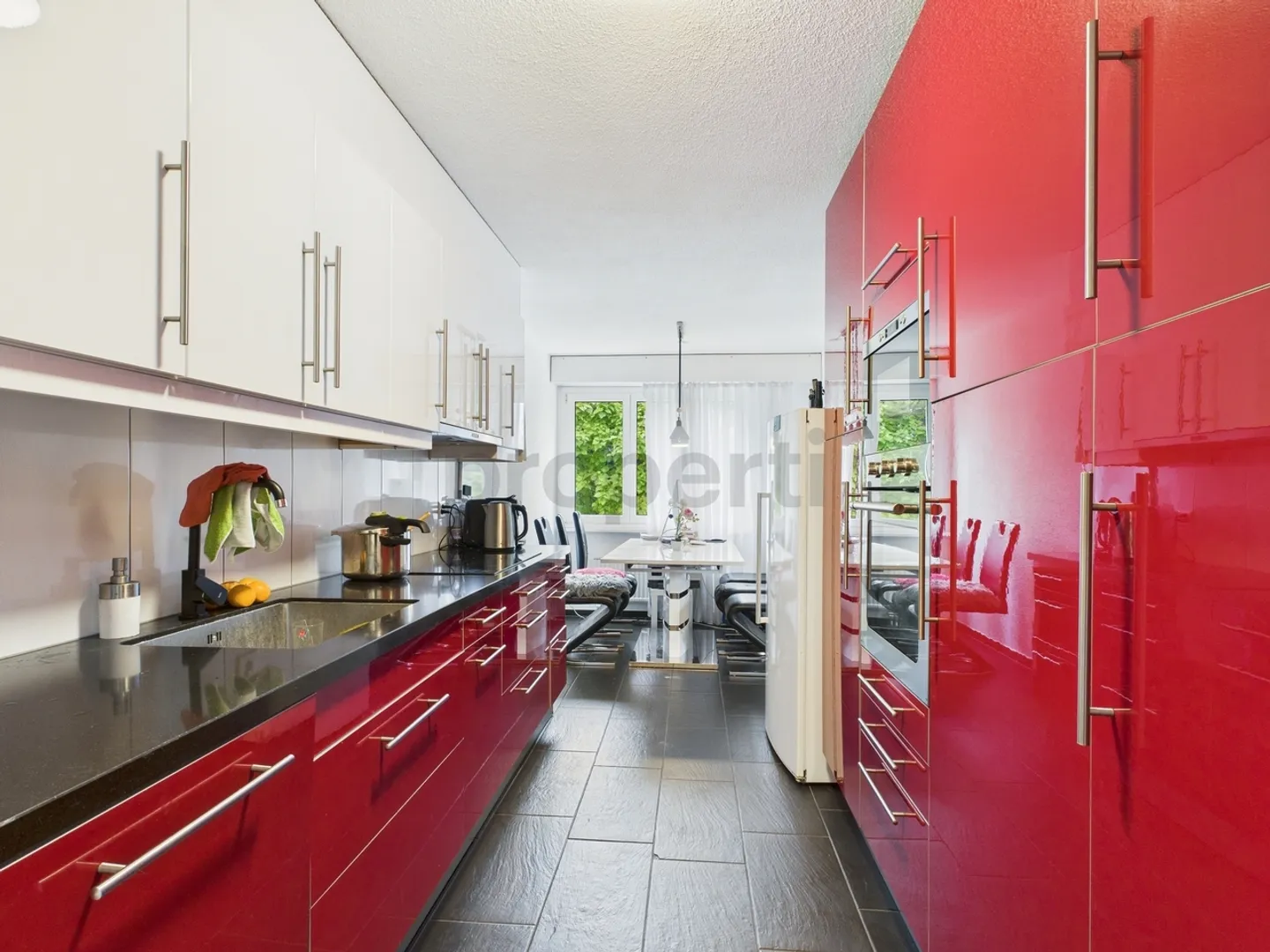 Appartamento elegante di 4,5 locali con balcone, vista panoramica e posizione adatta alle famiglie a Reiden - Foto 2 di 12
