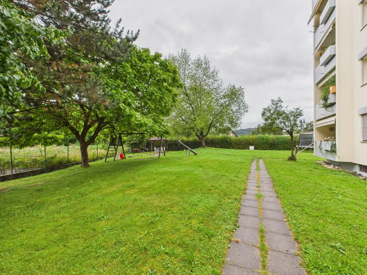 Appartamento elegante di 4,5 locali con balcone, vista panoramica e posizione adatta alle famiglie a Reiden - Foto 10 di 12