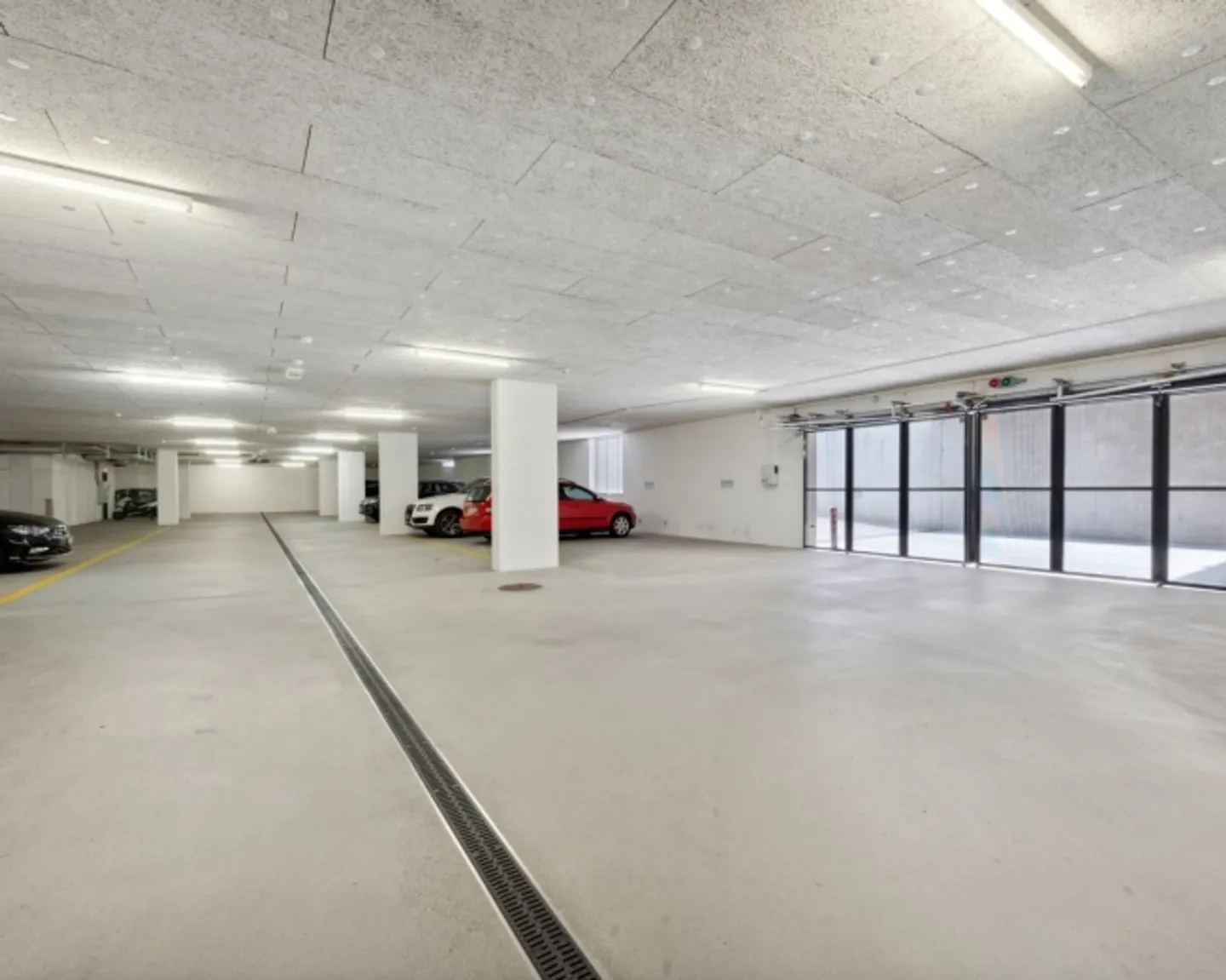 "Furnished, spacious, high-end office space" - Foto 2 di 13