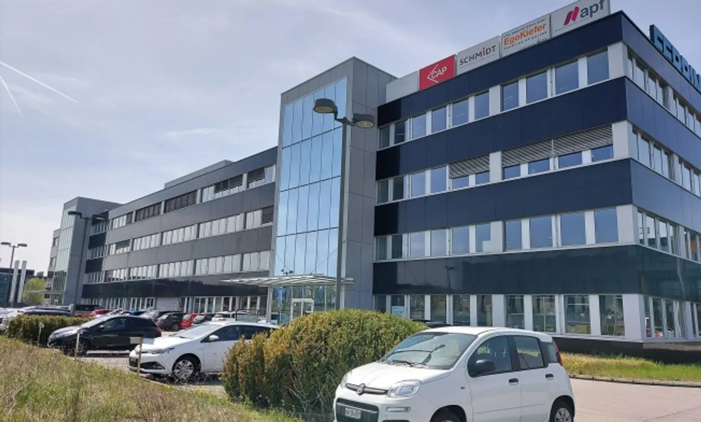 "Furnished, spacious, high-end office space" - Foto 6 di 13