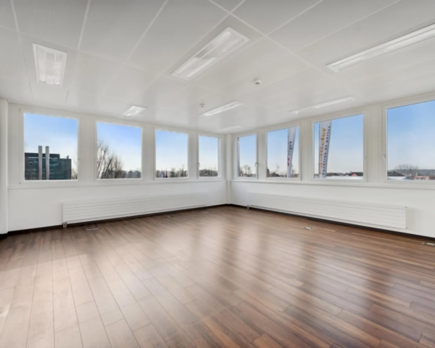 "Furnished, spacious, high-end office space" - Foto 12 di 13