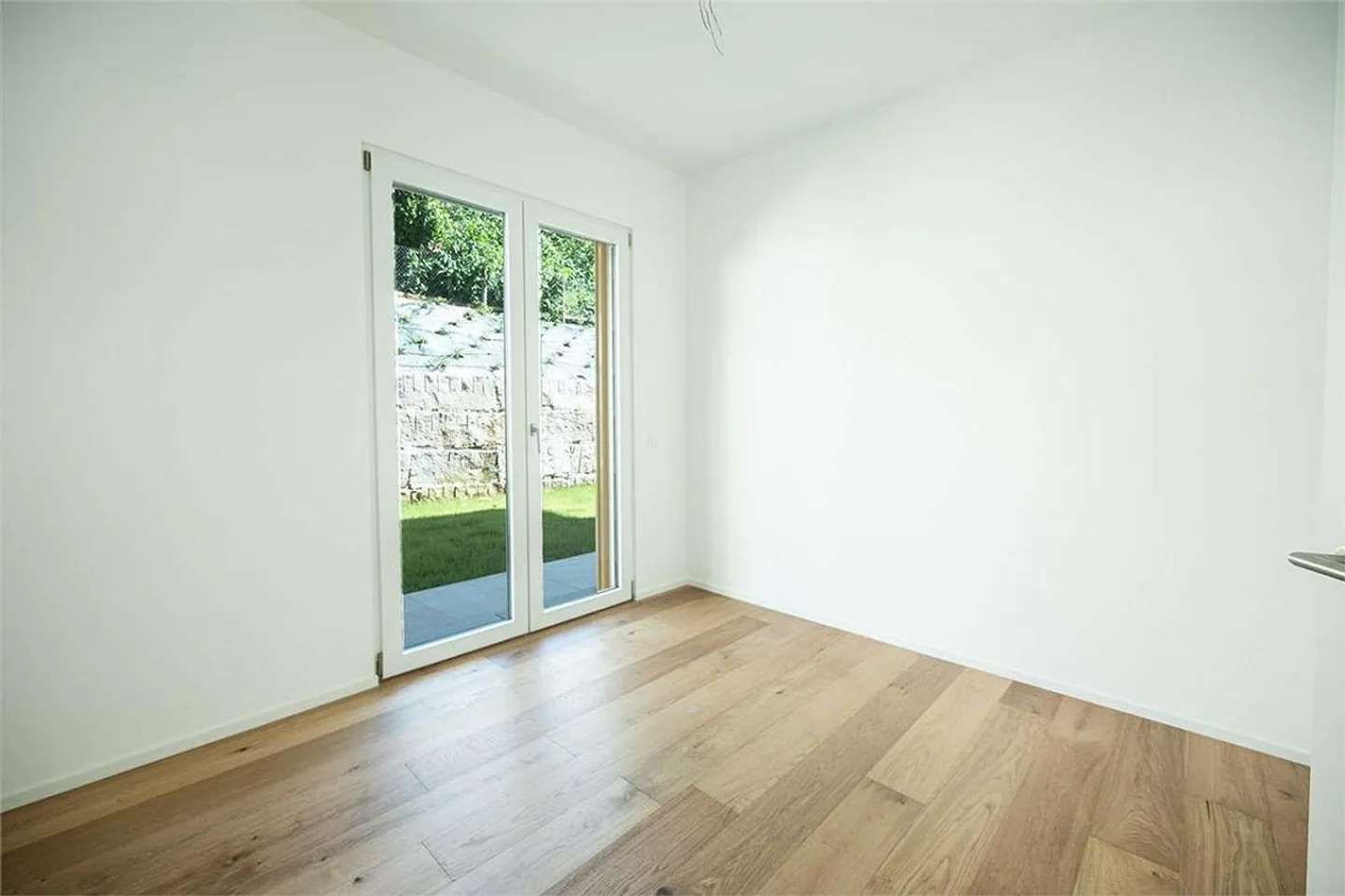 Appartement élégant de 4,5 pièces avec jardin et vue imprenable sur le lac - Photo 4 sur 13