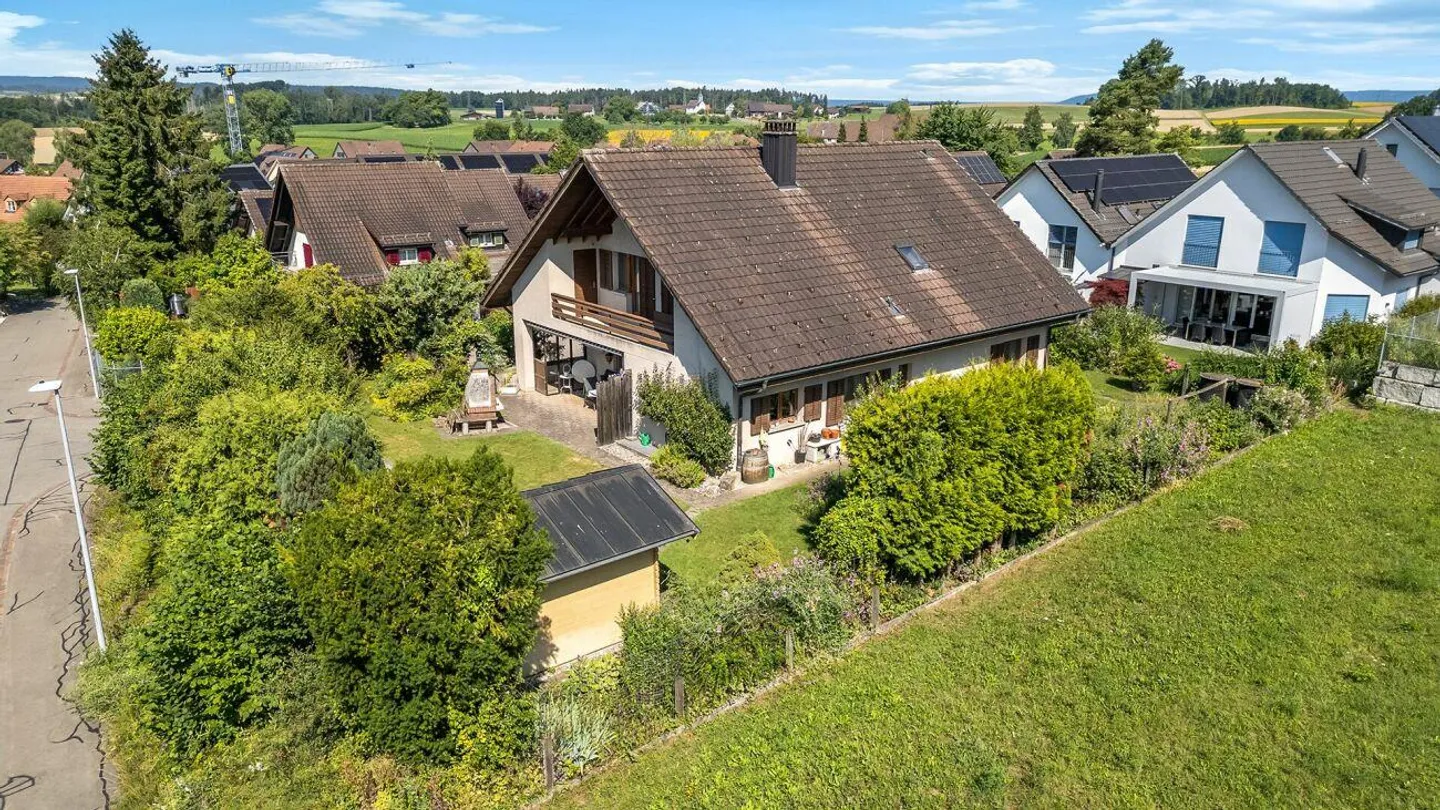 Casa unifamiliare indipendente con grande giardino e dintorni - Foto 2 di 30