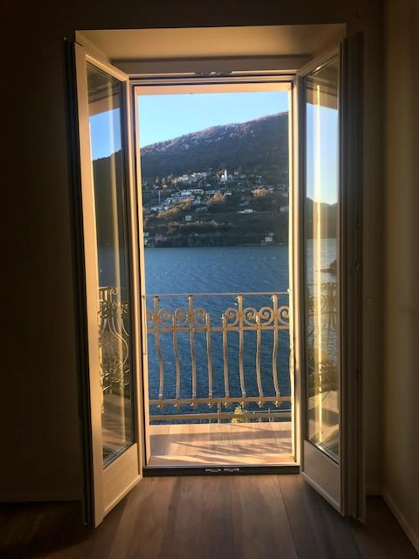 Attique avec vue imprenable sur le lac dans une maison avec seulement 3 appartements - Photo 2 sur 16