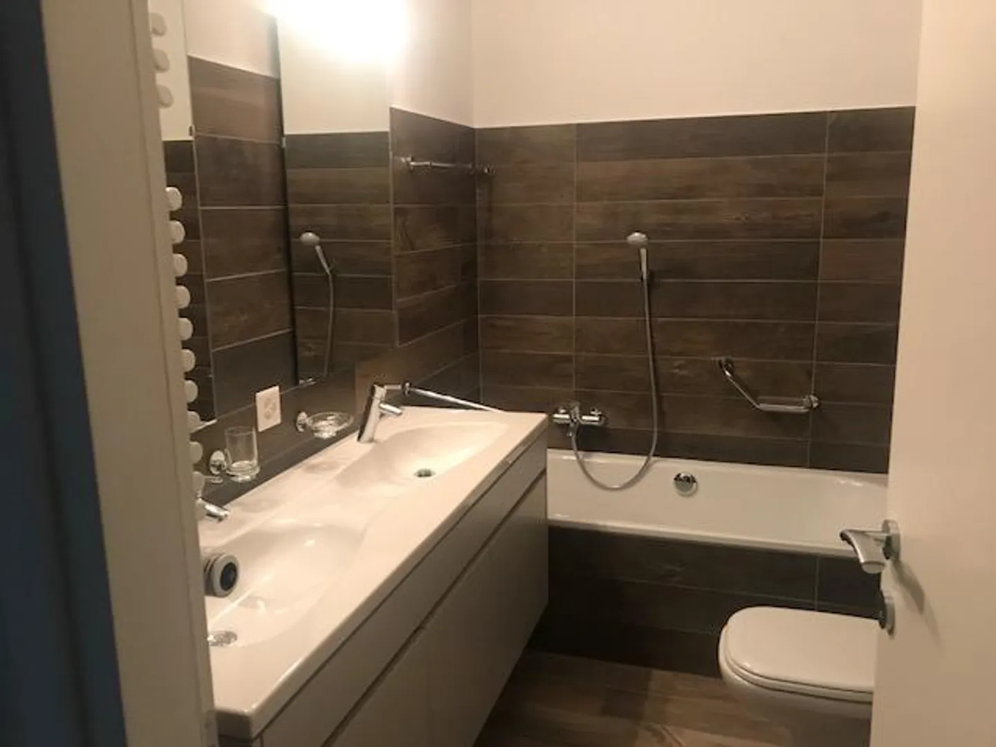 Attique avec vue imprenable sur le lac dans une maison avec seulement 3 appartements - Photo 8 sur 16