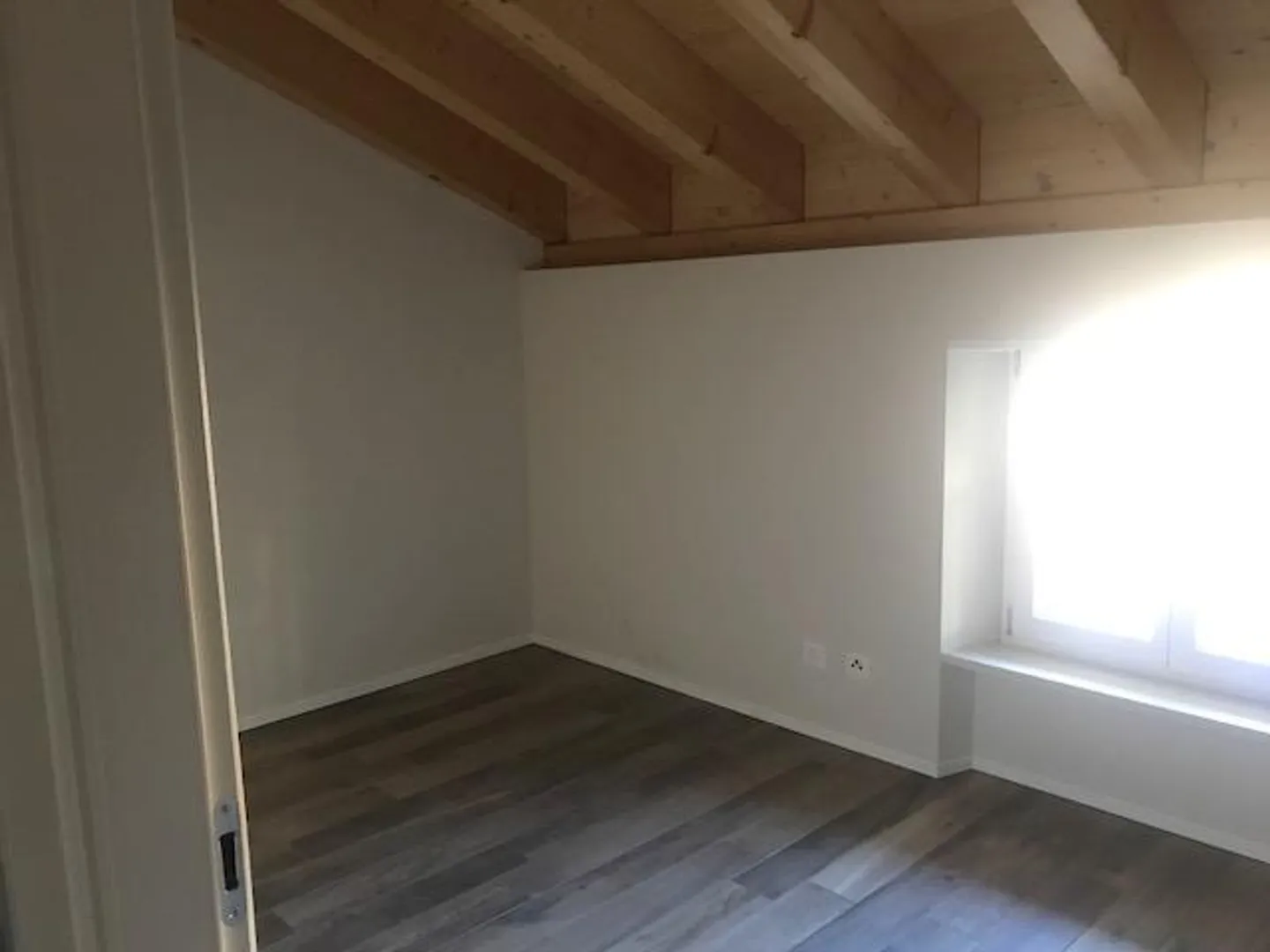 Attique avec vue imprenable sur le lac dans une maison avec seulement 3 appartements - Photo 9 sur 16