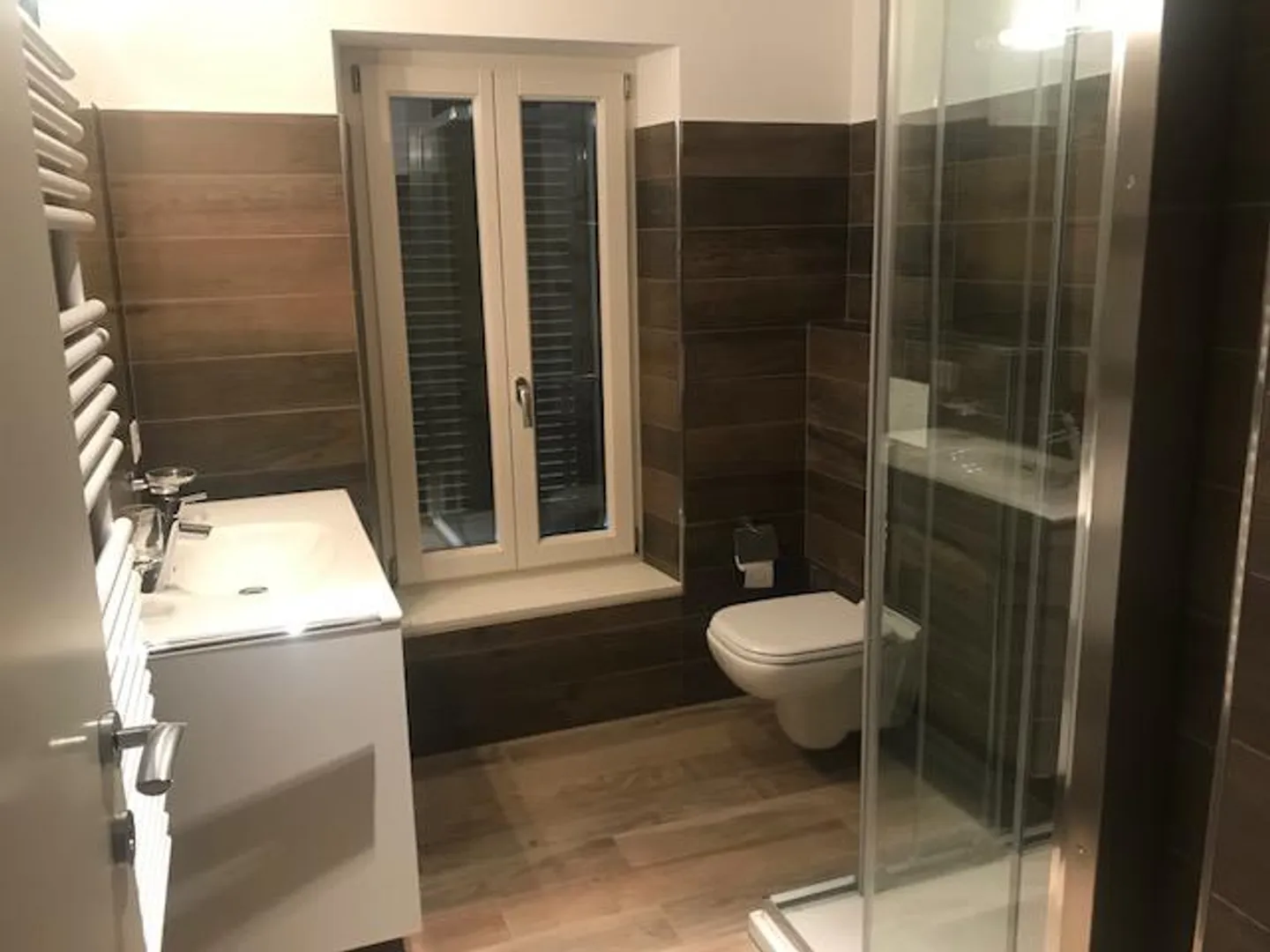 Attique avec vue imprenable sur le lac dans une maison avec seulement 3 appartements - Photo 11 sur 16