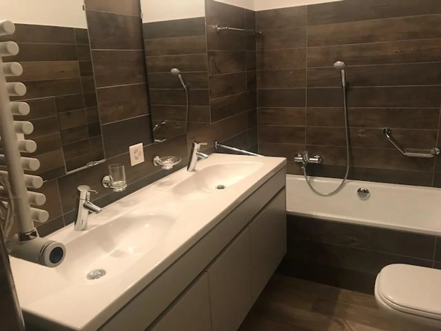 Attique avec vue imprenable sur le lac dans une maison avec seulement 3 appartements - Photo 5 sur 16