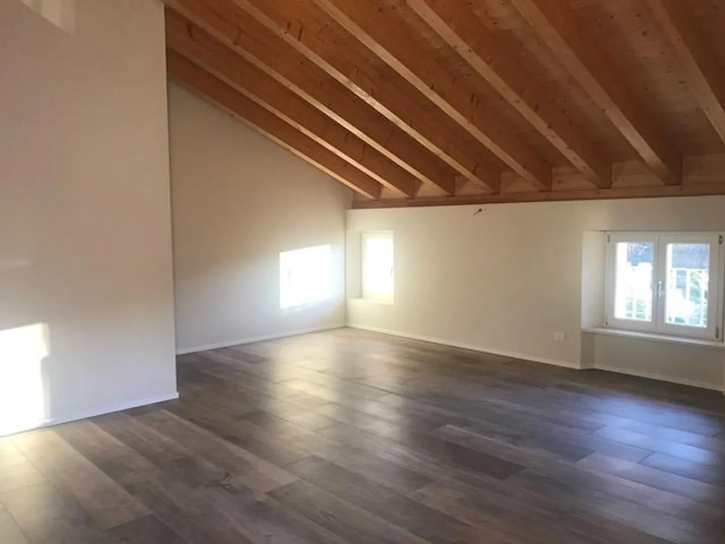 Attique avec vue imprenable sur le lac dans une maison avec seulement 3 appartements - Photo 4 sur 16