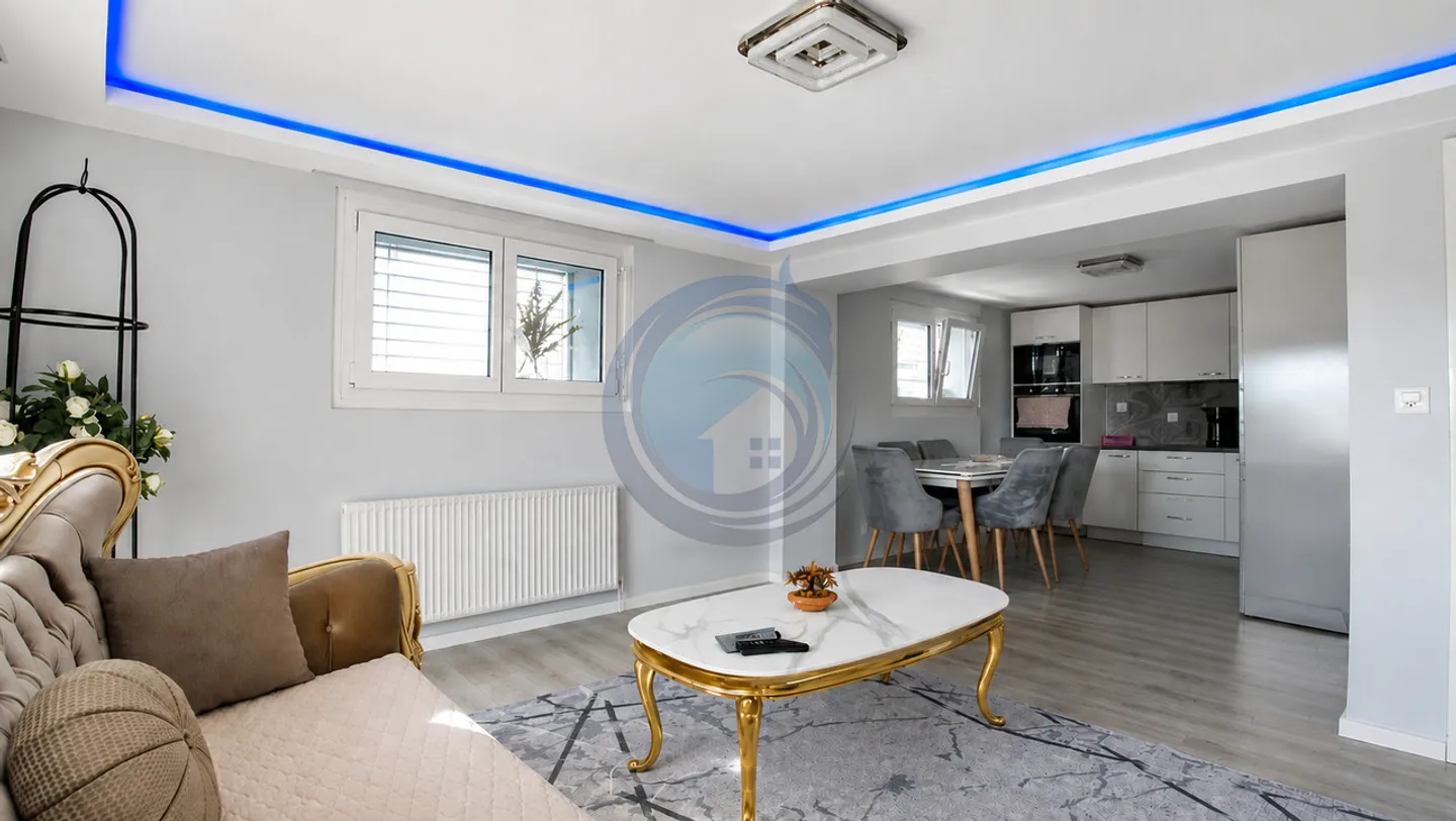 Bella villa individuale ristrutturata con ampio terreno e vista libera - Foto 4 di 11