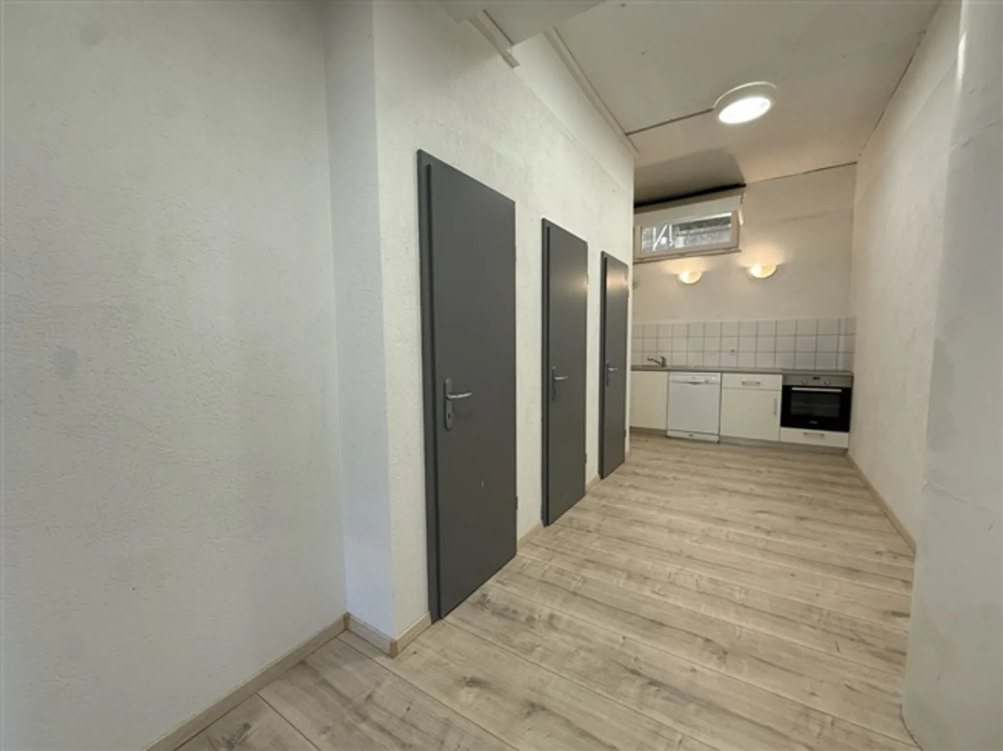 À LOUER - 2 GRANDES ESPACES COMMERCIAUX AVEC FENÊTRES DONNANT SUR LA RUE À ROMONT - Photo 5 sur 9