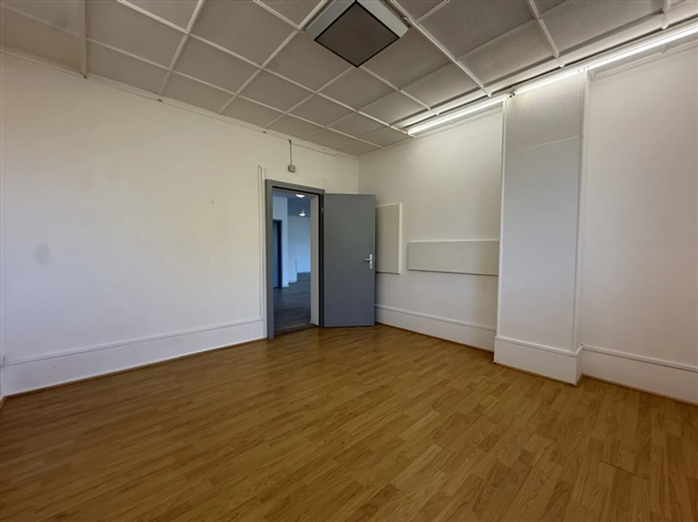 À LOUER - 2 GRANDES ESPACES COMMERCIAUX AVEC FENÊTRES DONNANT SUR LA RUE À ROMONT - Photo 6 sur 9