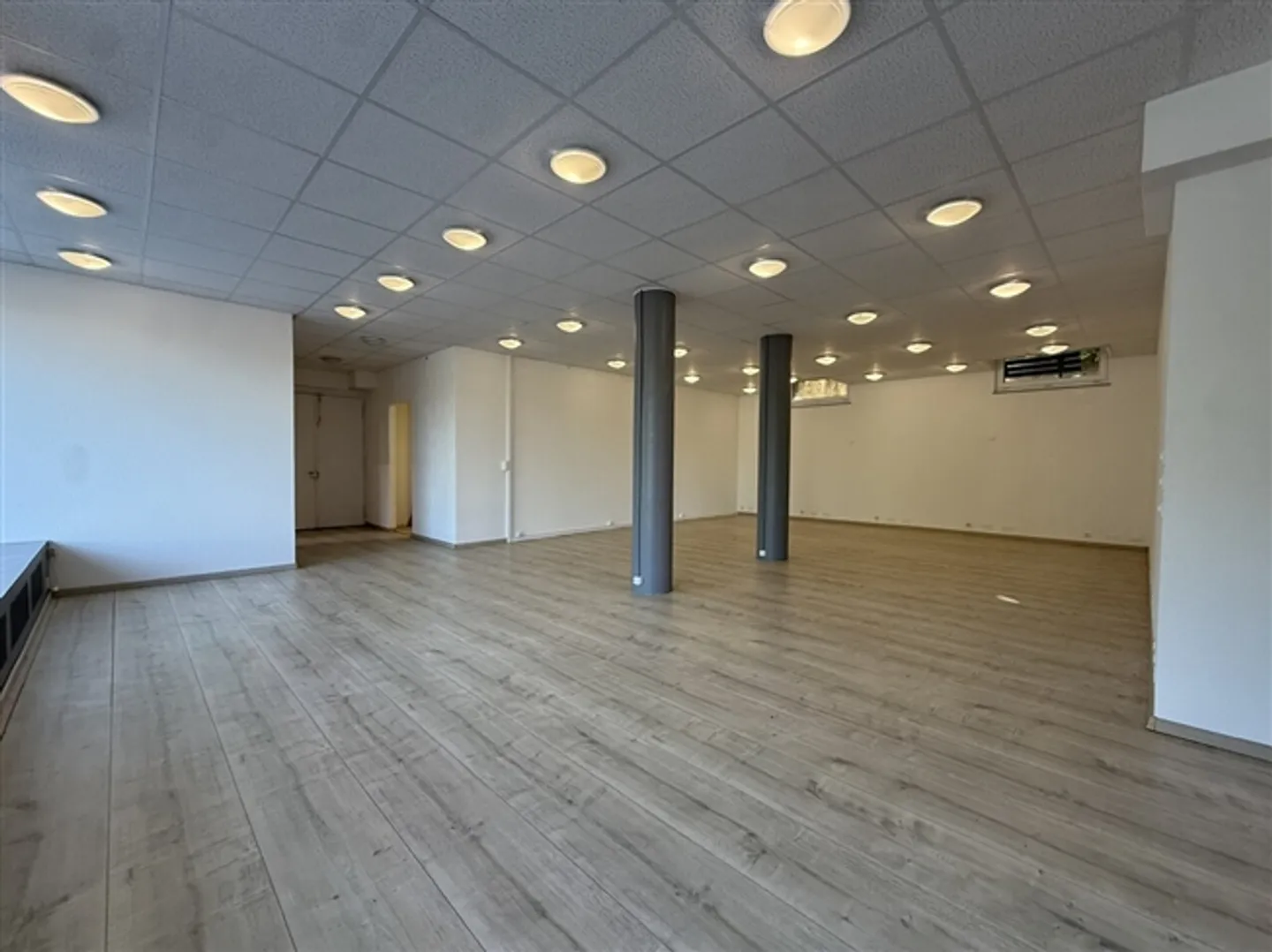 À LOUER - 2 GRANDES ESPACES COMMERCIAUX AVEC FENÊTRES DONNANT SUR LA RUE À ROMONT - Photo 7 sur 9