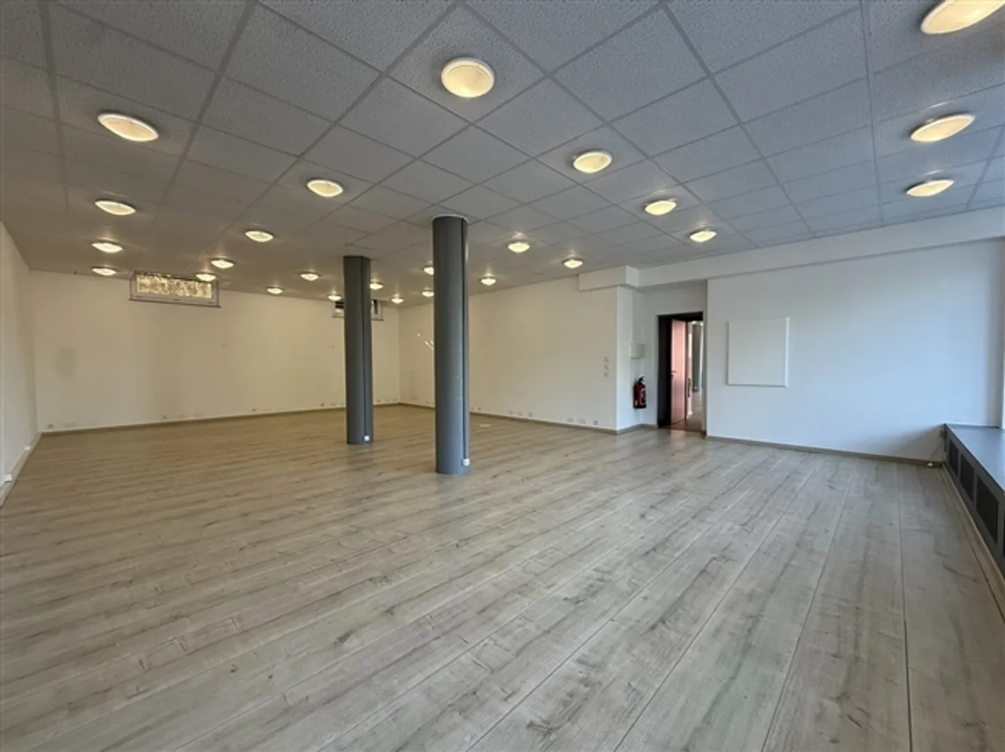 À LOUER - 2 GRANDES ESPACES COMMERCIAUX AVEC FENÊTRES DONNANT SUR LA RUE À ROMONT - Photo 8 sur 9