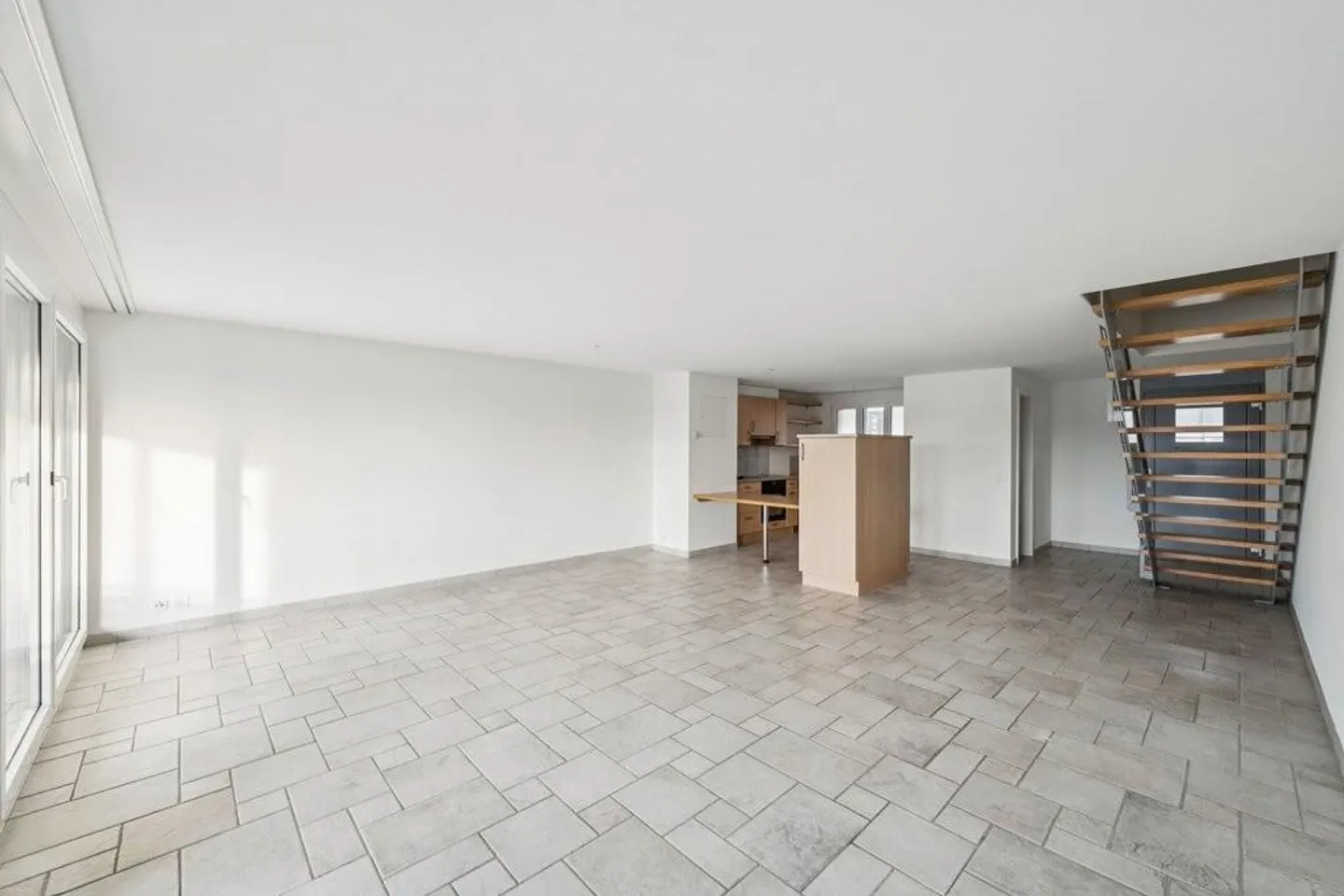 Bright and modern apartment with large balcony in an attractive location - Photo 2 of 12