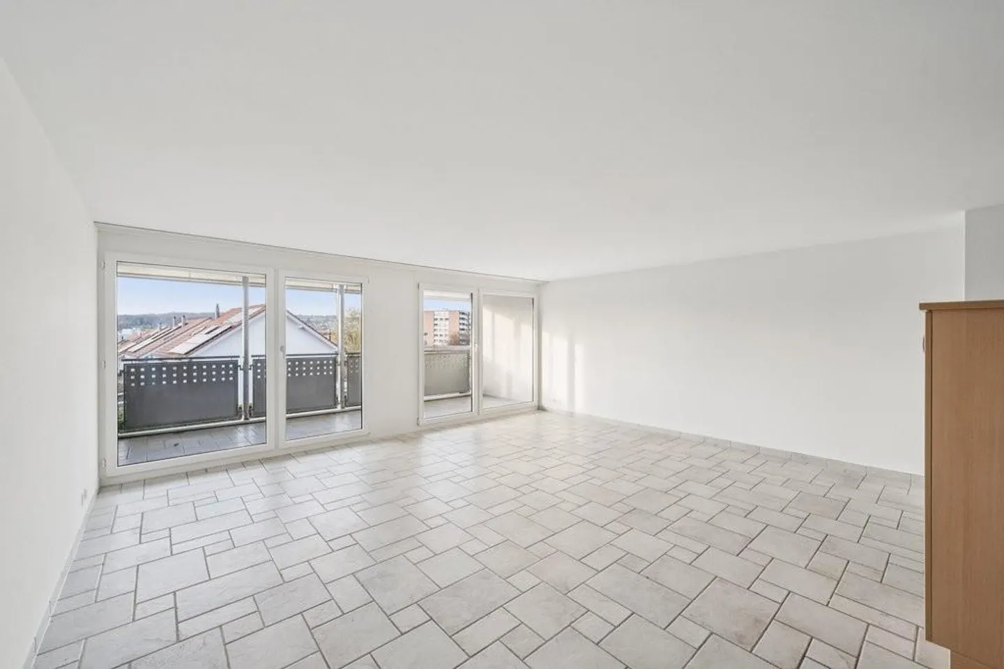Bright and modern apartment with large balcony in an attractive location - Photo 3 of 12