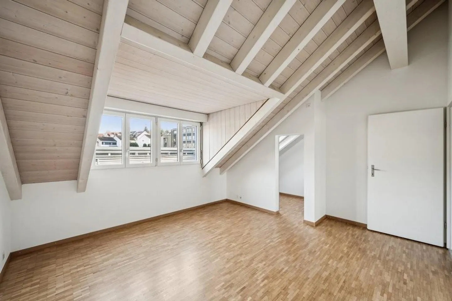 Bright and modern apartment with large balcony in an attractive location - Photo 5 of 12