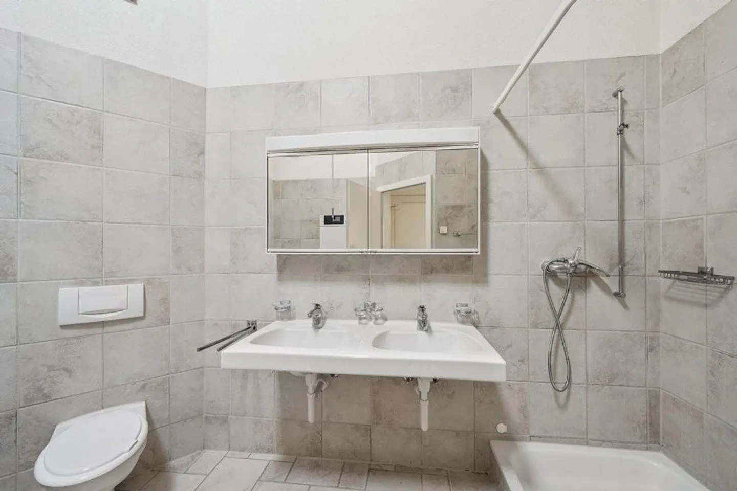 Bright and modern apartment with large balcony in an attractive location - Photo 8 of 12