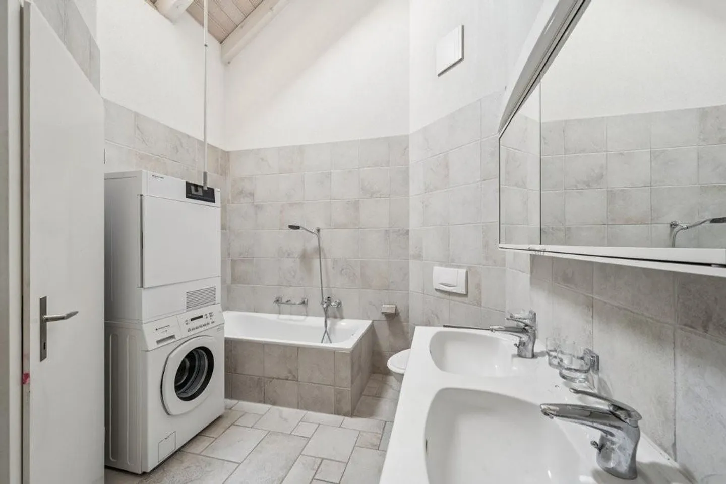 Bright and modern apartment with large balcony in an attractive location - Photo 9 of 12