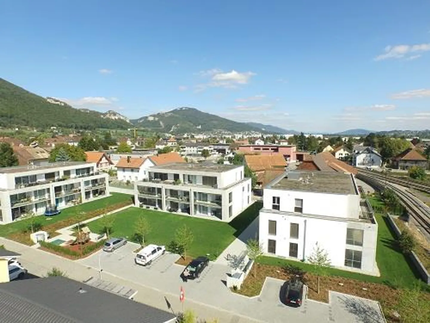 Place de stationnement près de la gare et de l'autoroute A1 - Photo 1 sur 2