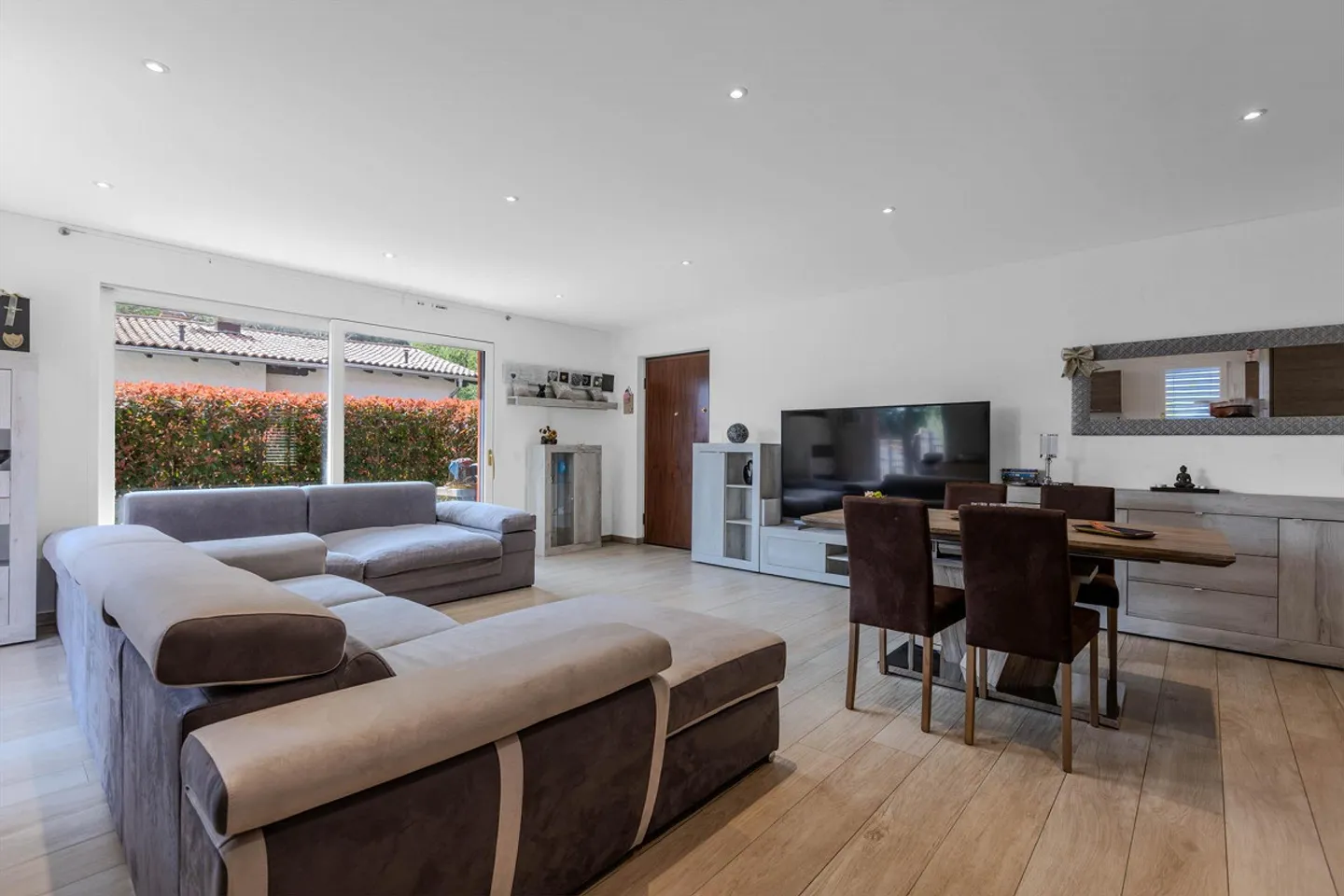 Appartement spacieux et moderne de 3,5 pièces avec jardin à Curio - Photo 1 sur 9