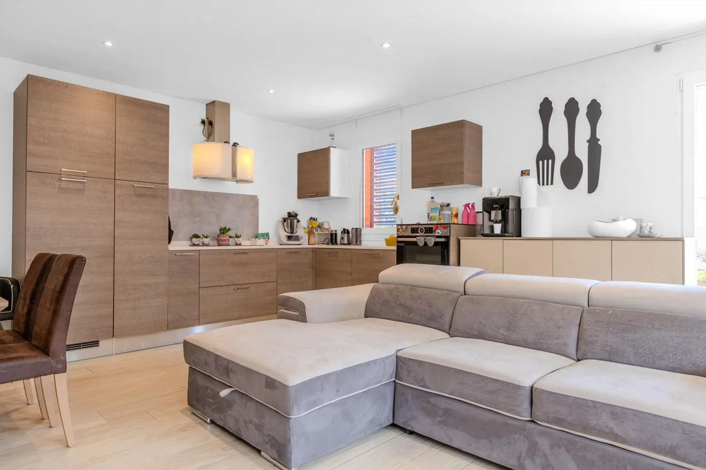 Appartement spacieux et moderne de 3,5 pièces avec jardin à Curio - Photo 2 sur 9