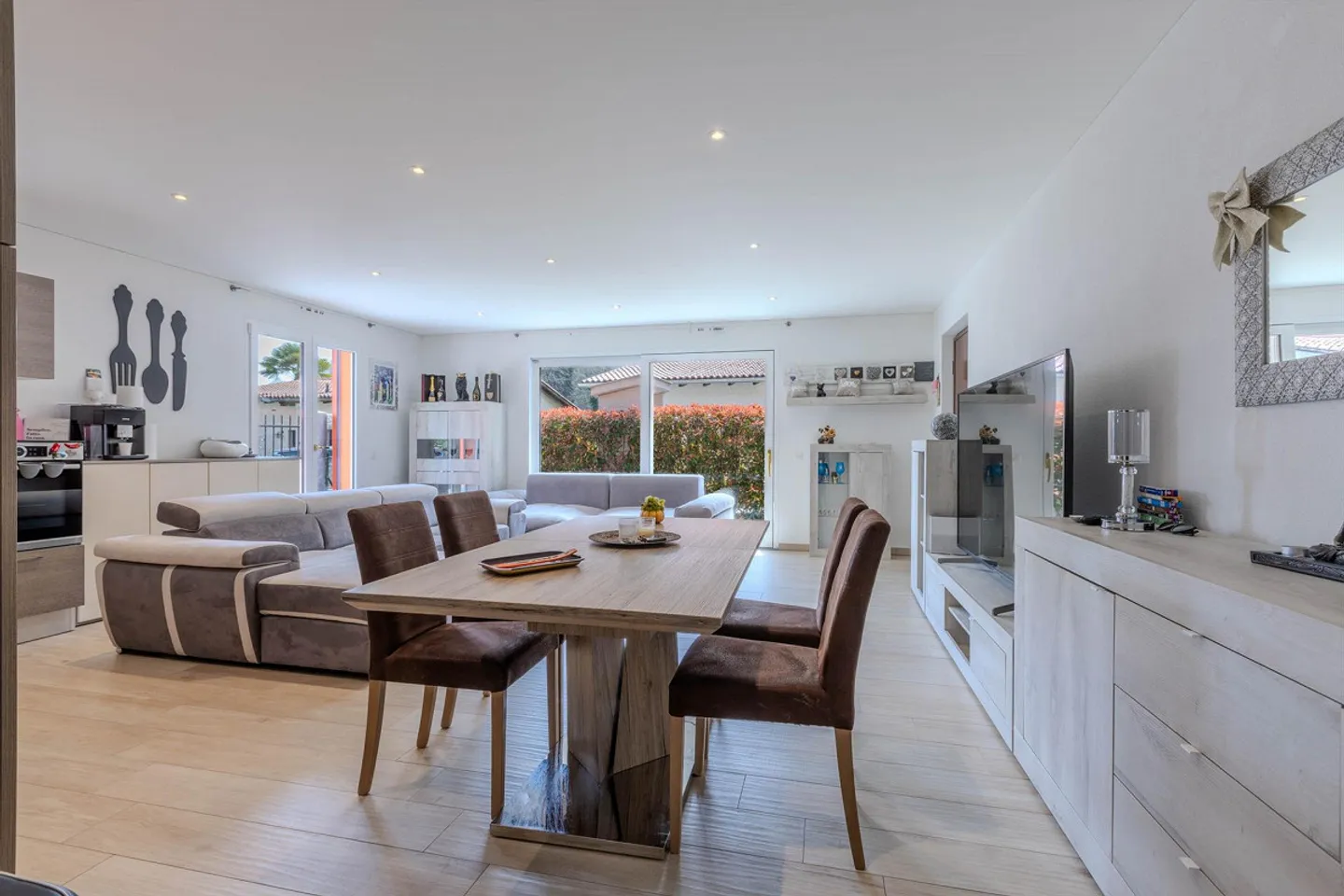 Appartement spacieux et moderne de 3,5 pièces avec jardin à Curio - Photo 3 sur 9