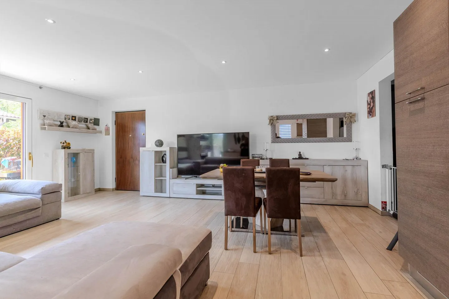 Appartement spacieux et moderne de 3,5 pièces avec jardin à Curio - Photo 4 sur 9