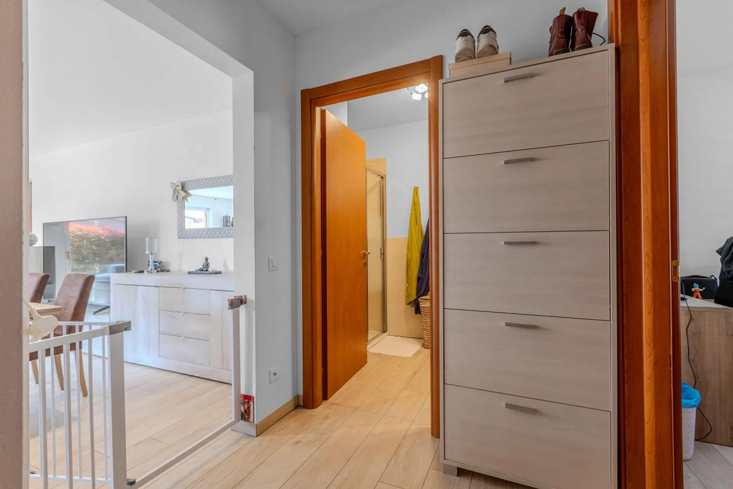 Appartement spacieux et moderne de 3,5 pièces avec jardin à Curio - Photo 5 sur 9