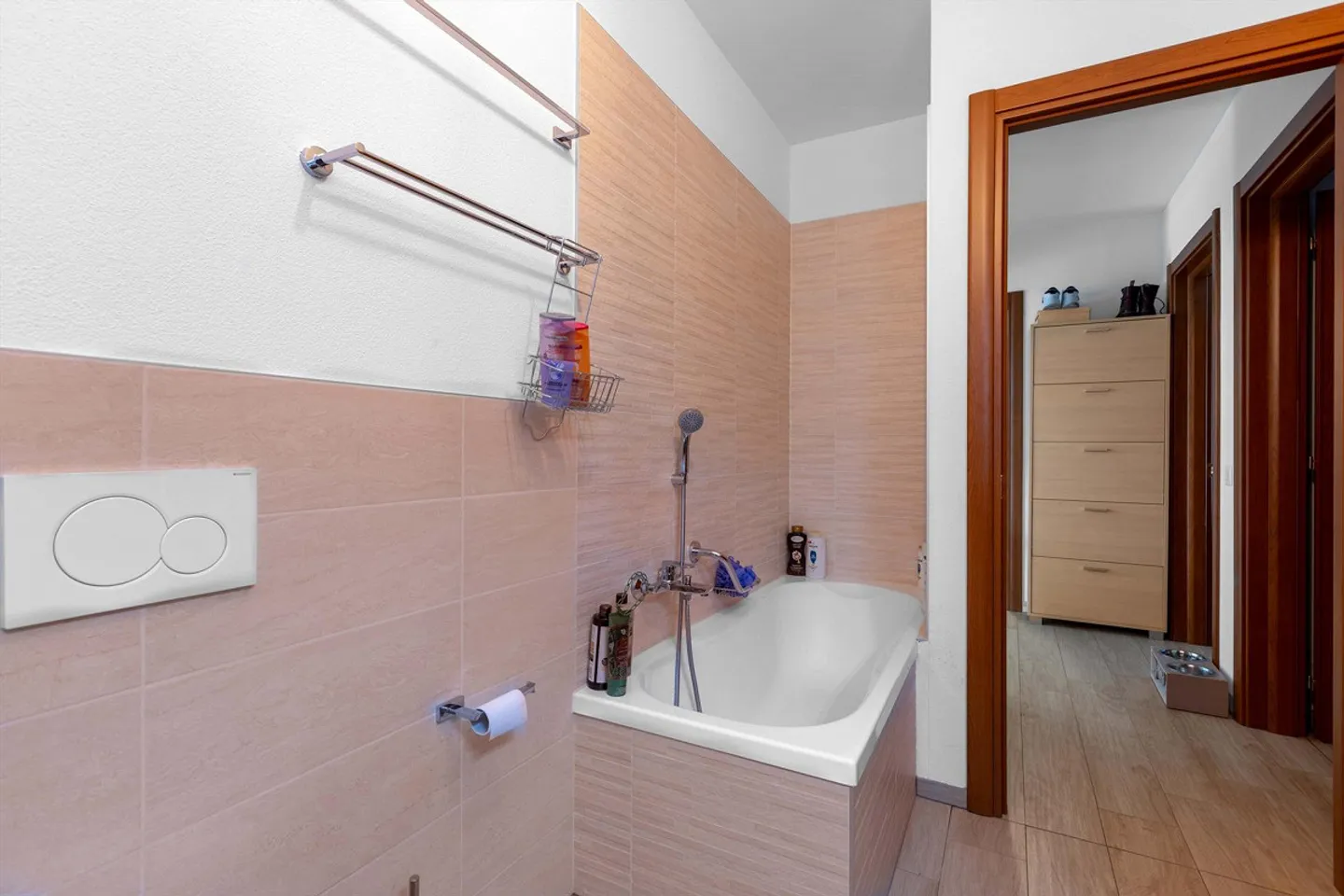 Appartement spacieux et moderne de 3,5 pièces avec jardin à Curio - Photo 8 sur 9