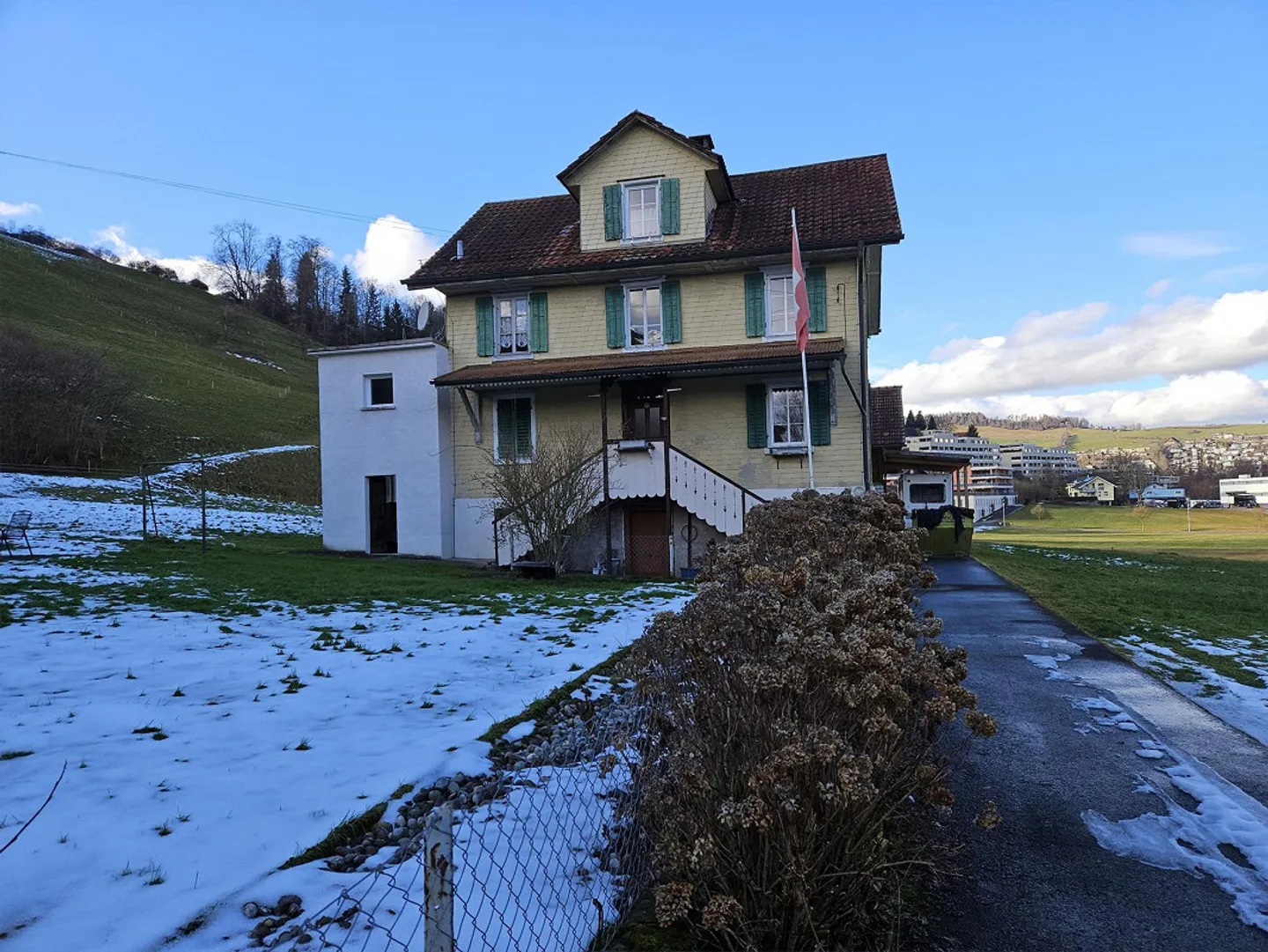 UNIQUE OPPORTUNITY - city-close single-family house in a green oasis - Photo 1 of 13