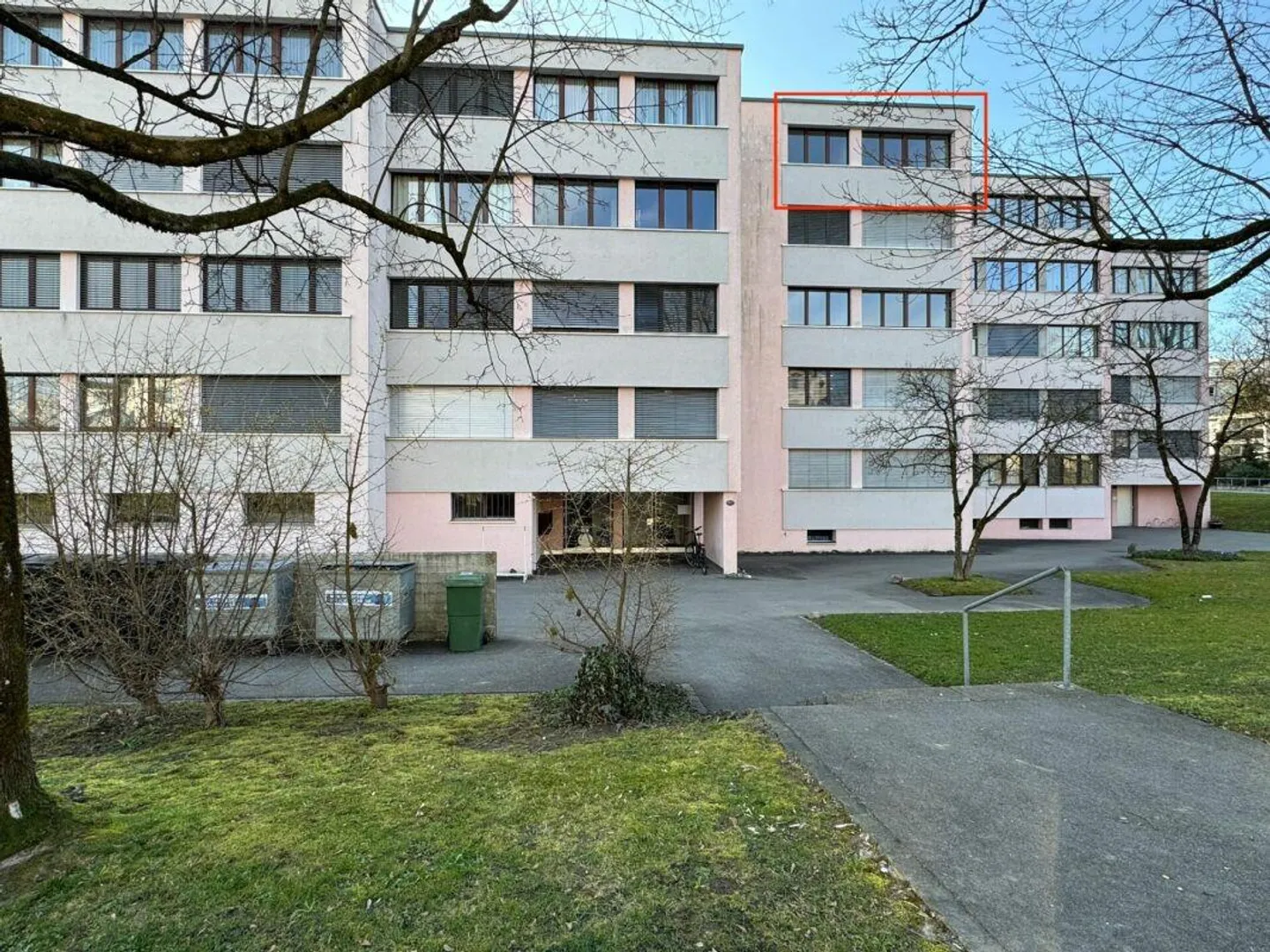 Freshly renovated 3.5-room apartment in a central location - Photo 2 of 13