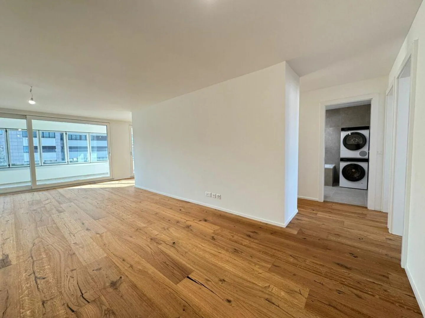 Freshly renovated 3.5-room apartment in a central location - Photo 3 of 13