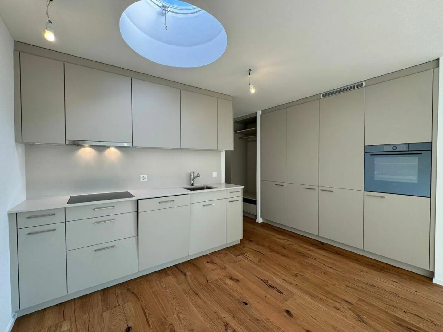 Freshly renovated 3.5-room apartment in a central location - Photo 10 of 13