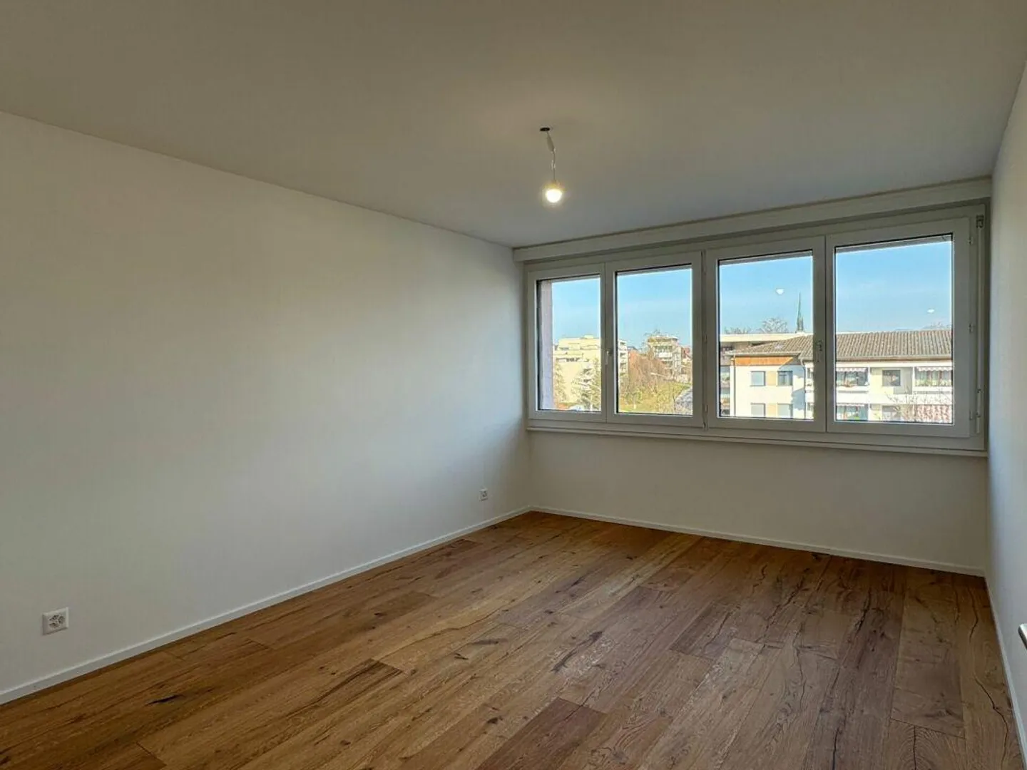 Freshly renovated 3.5-room apartment in a central location - Photo 12 of 13