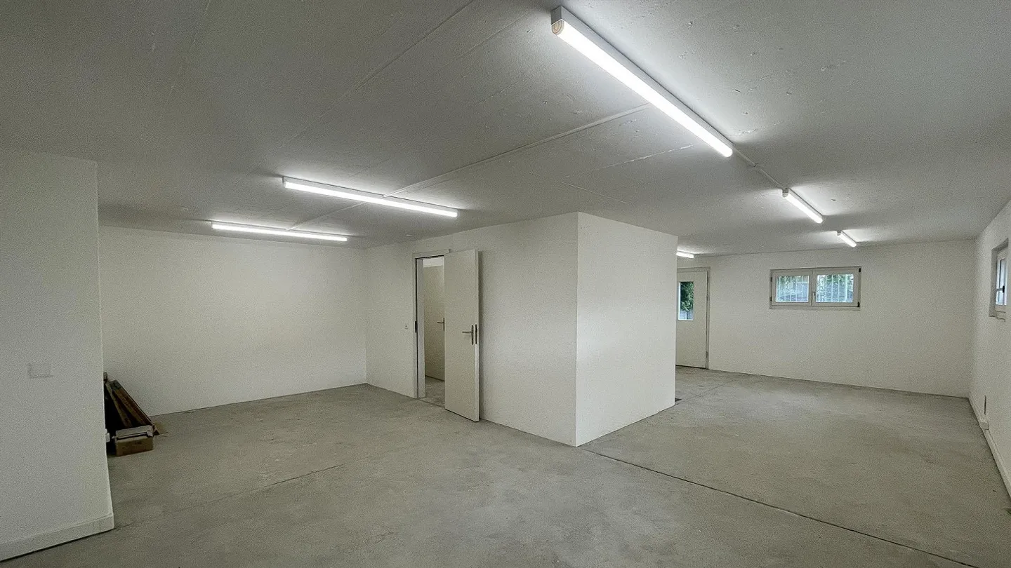 Espace polyvalent utilisable (Commercial/Atelier/Stockage/Bureau) d'environ 100 m² - Photo 2 sur 10